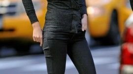 Copia el look total black (o casi) de Blake Lively